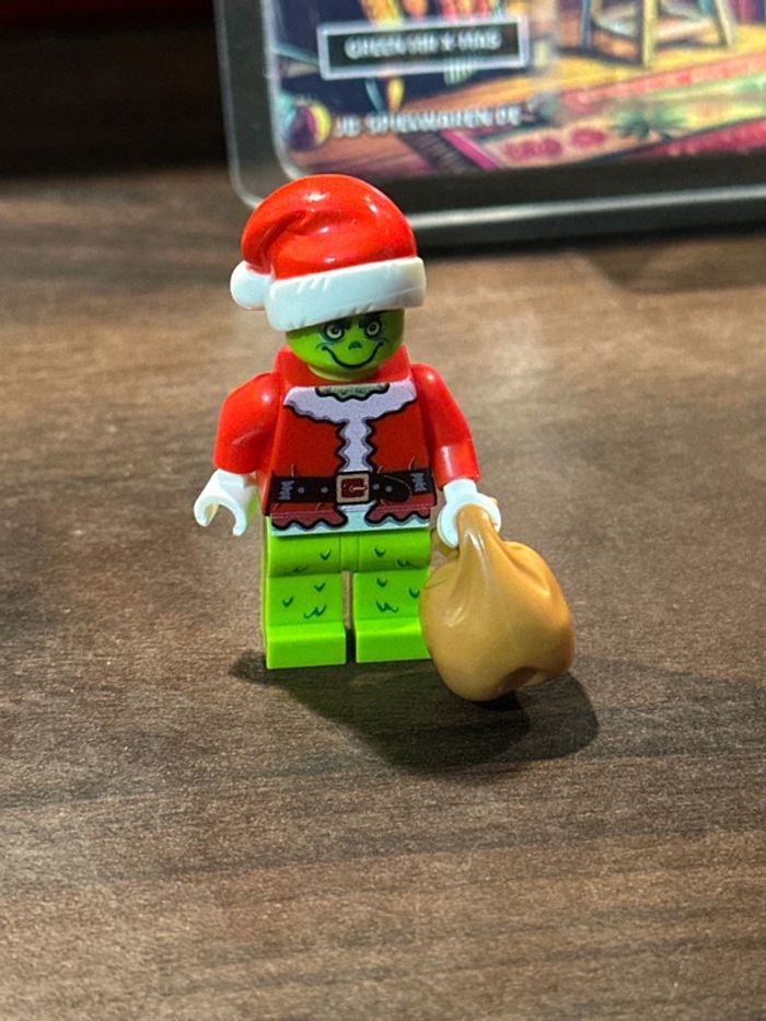 Figurine custom lego the Grinch X-Mas, JB Spielwaren. - photo numéro 3
