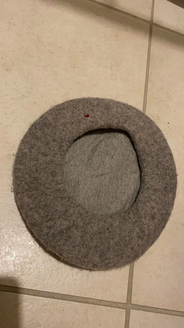 Béret bébé fille gris avec coeur rouge - neuf