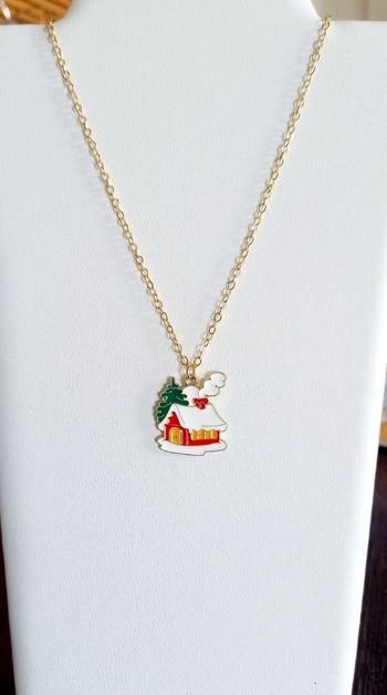 Collier doré chalet de Noël
