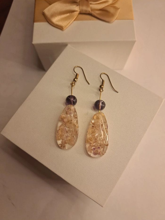 Boucles d'oreilles pendante en résine florale - photo numéro 2