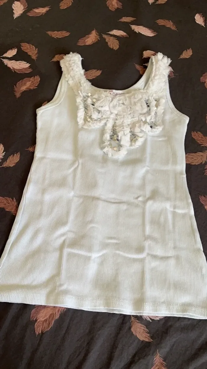 Débardeur blanc froufrou et strass