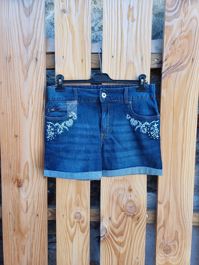 Joli short en jean bleu avec broderie neuf Blancheporte taille 40 - photo numéro 2