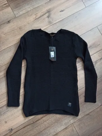Pull homme avec trou noir manches longues L