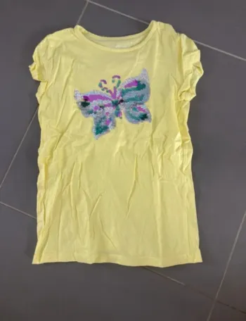 T shirt papillon in extenso 8 ans en très bon état