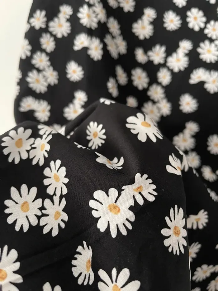 Petite robe noire avec motif marguerites 🌼 - photo numéro 3