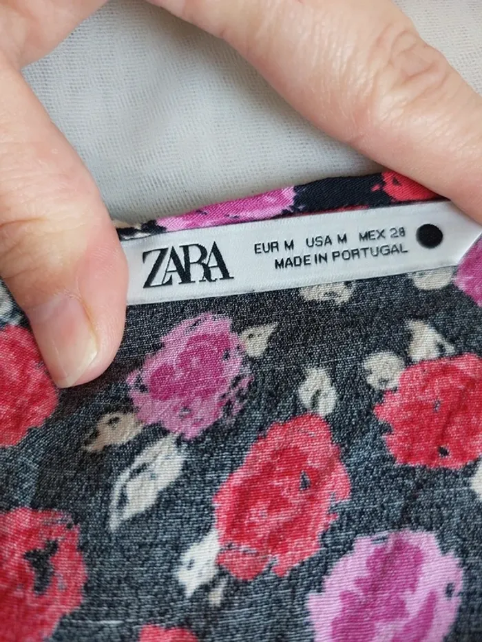 Robe longue Zara – M – Noir motifs floraux rouges et roses – État : Excellent - photo numéro 6