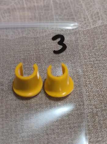 Playmobil 0.50 cts vintage 2 guêtres jambières jaunes