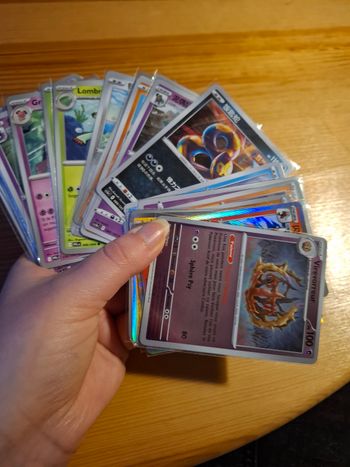 lot 144 cartes pokémon + classeur prix négociable