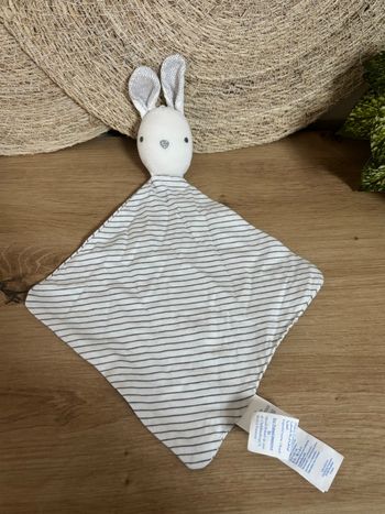 Doudou plat lapin blanc rayé obaibi 