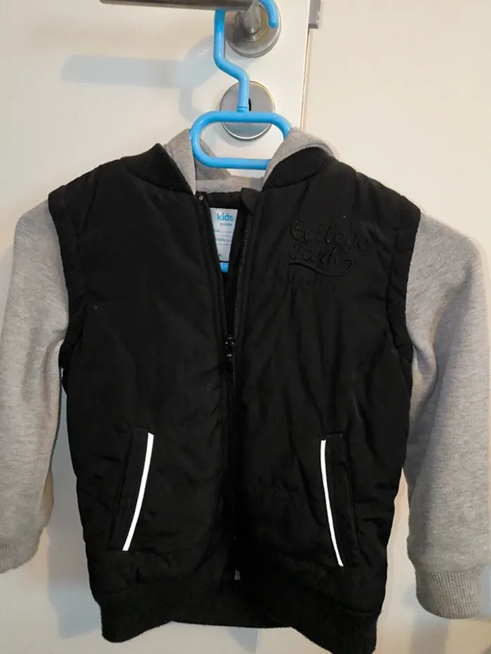 Veste/blazer demi saison à capuche. Gémo. 6ans