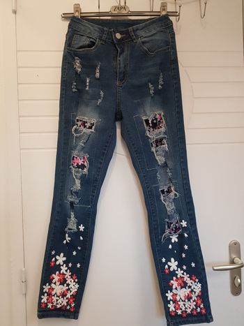 Jean troué fleuri