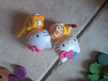 2 figurine hello kitty