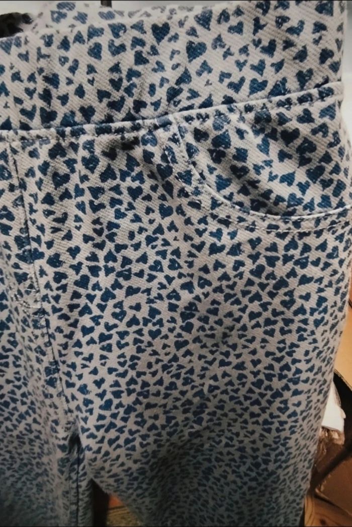 Très beau pantalon slim "Tape à l'œil" motifs cœurs neuf - photo numéro 6