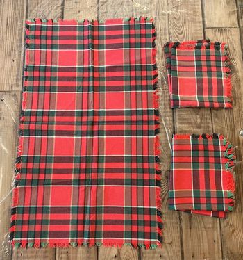 3 serviettes de table à carreaux rouge