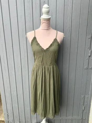 Robe d’été kaki fines bretelles doublée décolleté dentelle Kiabi 36/S