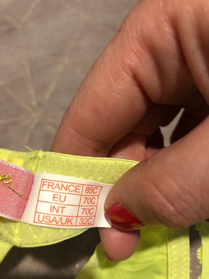 Soutien gorge jaune fluo - photo numéro 3