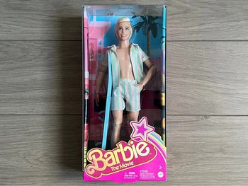 Barbie Le Film Poupée Mannequin Ken avec sa planche de surf Mattel 3+