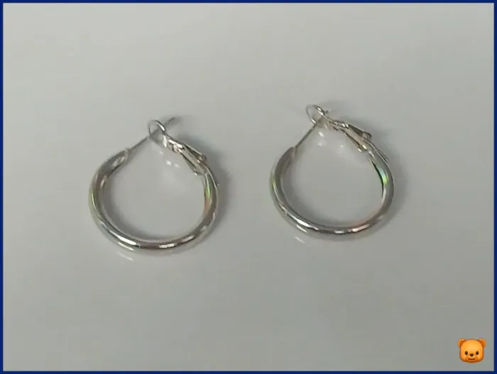 Boucles d’oreilles créoles argentées tendance – must-have mode - photo numéro 3