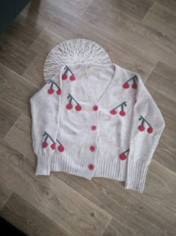 Gilet beige avec des cerises neuf. 13€ au lieu de 36€