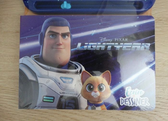 Livre avec tableau magique - photo numéro 3