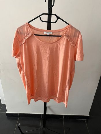 Tee-shirt  Taille 6 (correspond à un 46).