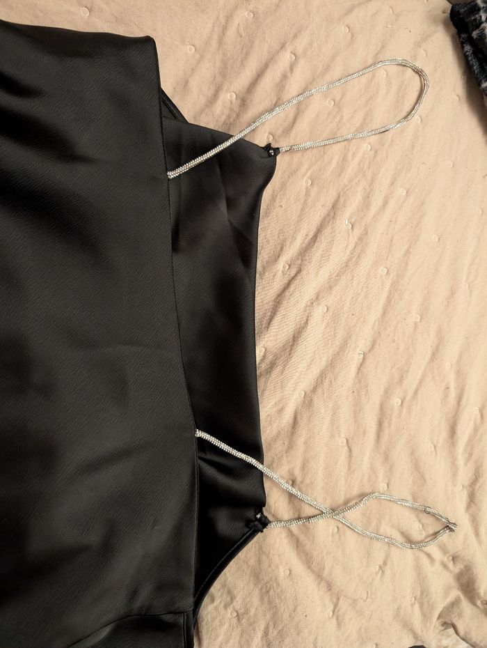 Robe de fête en satin noir avec bretelles strass - photo numéro 6