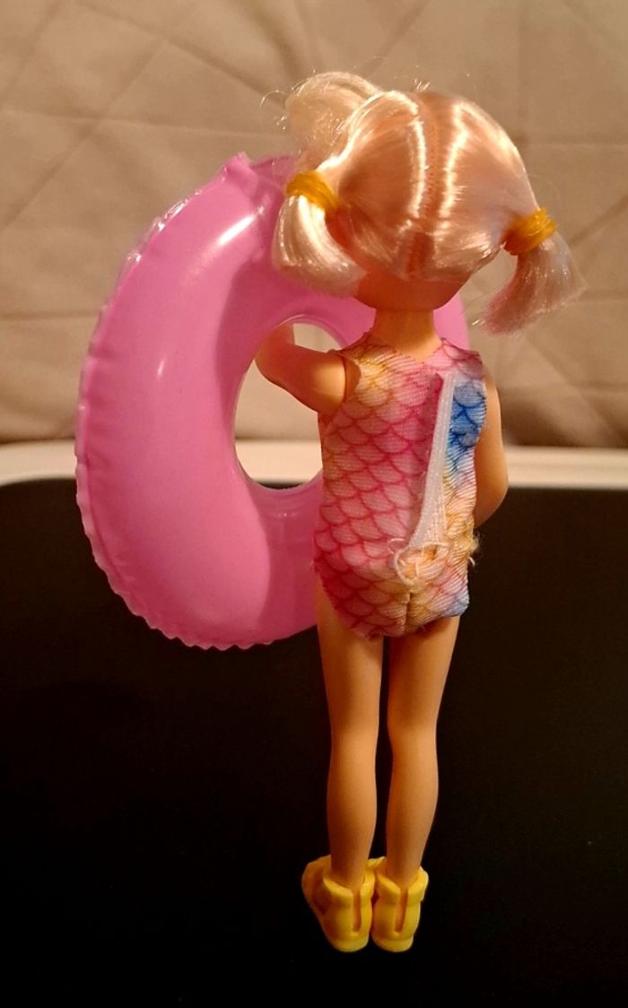 Filette barbie et sa bouée - photo numéro 5