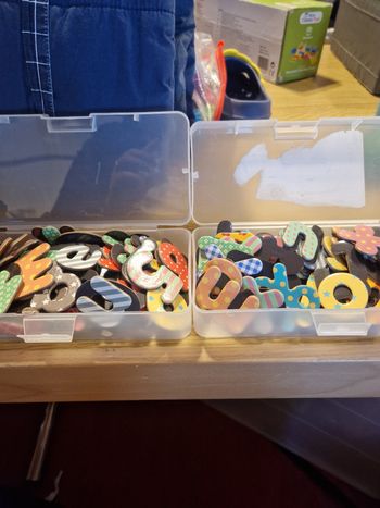 Lot de lettres et chiffres aimantés