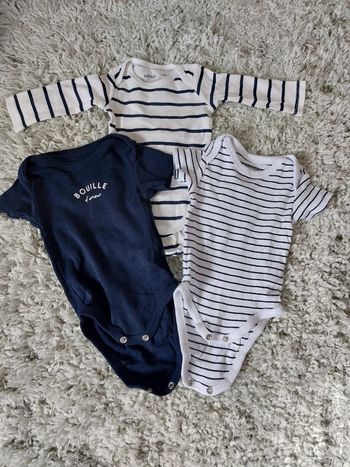 Lot 3 bodies 3 mois (1 manches longues et 2 manches courtes)