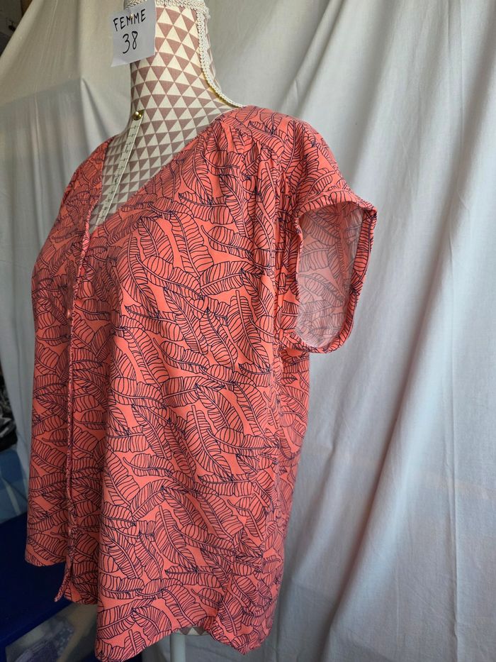 Blouse, corail a motif plumes marine, en acrylique, en excellent état, largeur d'épaule 39cm, largeur sous bras 56cm, longueur 57cm, marque In Extenso =5€ - photo numéro 3