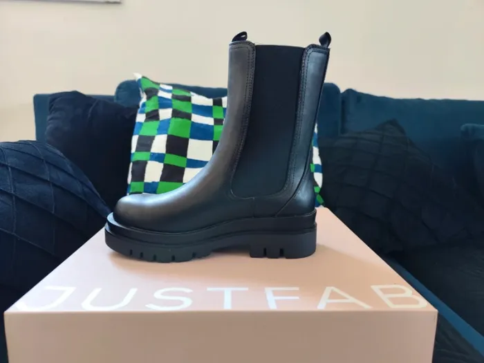 Boots bottines noires neuves jamais portées taille 37,5 / 38 - photo numéro 2