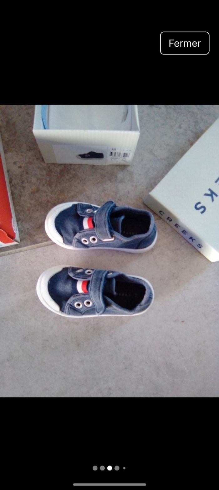 Une paire de sandales marque super fit couleur beige taille 22 
Une paire de basket bleu marque creeks taille 22 - photo numéro 3