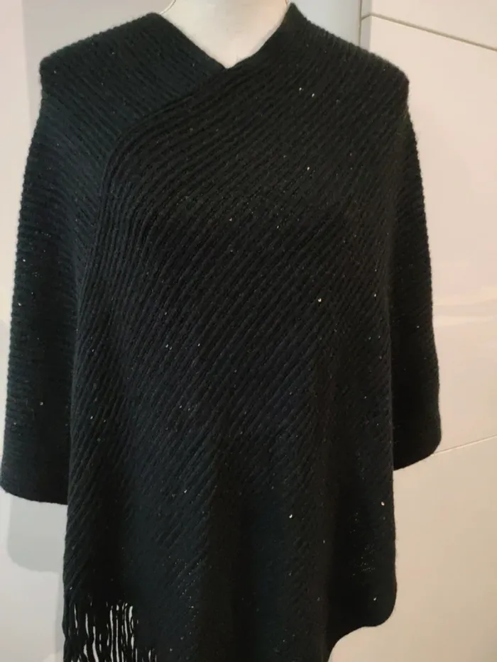 Poncho noir avec petits sequins (discrets) - excellent état - photo numéro 2