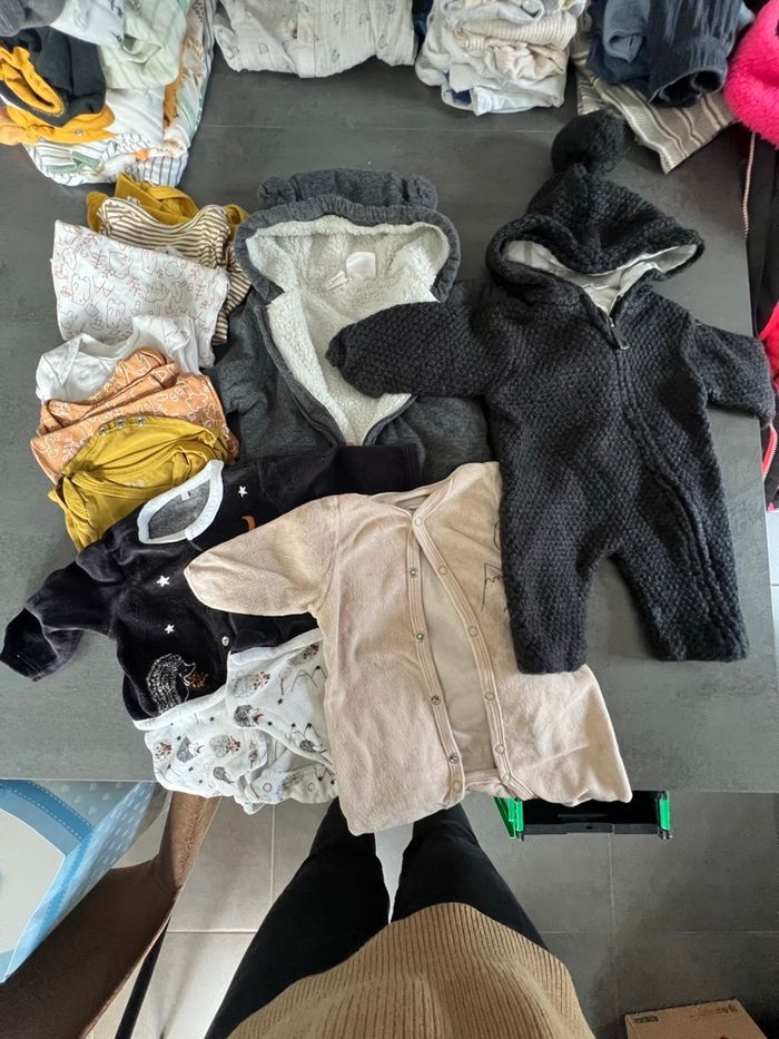 Lot vêtements body/ pyjamas/ combinaison bébé 1 mois