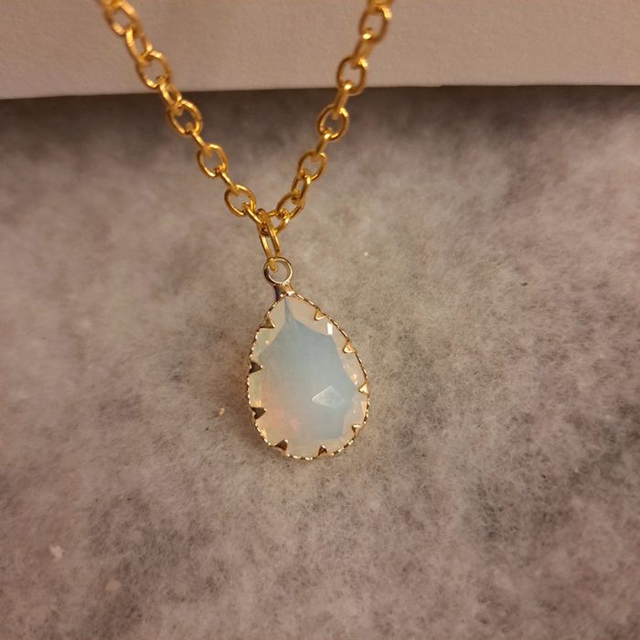 Collier doré avec pendentif blanc translucide et doré - photo numéro 6