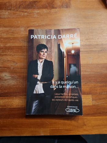 Livre : il y a quelqu'un dans la maison..