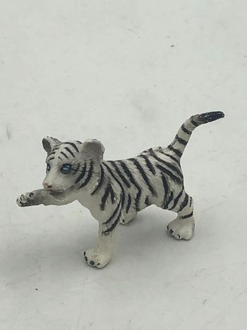 Figurine bébé tigre blanc Bullyland 5 cm