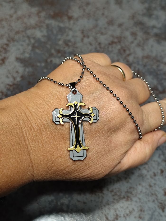 Chaîne et pendentif croix