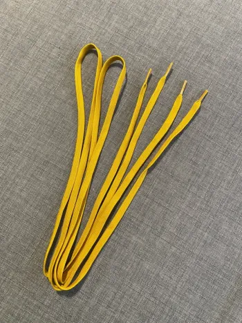 Paire de lacets plats couleur moutarde