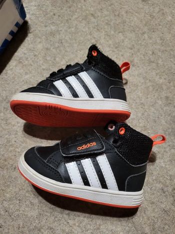 Baskets à scratchs noires et oranges garçon p.19 neuves adidas hoops