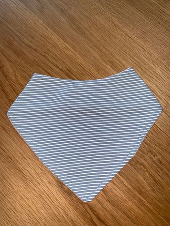 Bavoir triangle bébé tao tape à l’œil  Bleu blanc  Visuel rayures