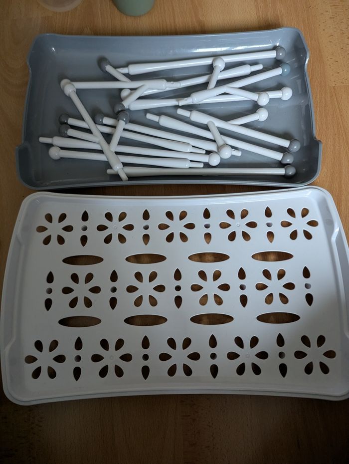 Lot articles puériculture biberons en verres, en plastique, cuillères etc. - photo numéro 6