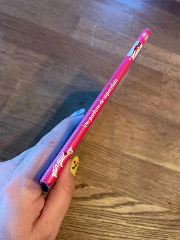 Livre La bibliothèque Rose Miraculous Un parfum de supervilain - photo numéro 2