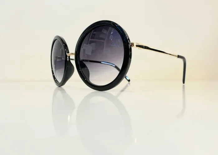 Lunette de soleil femme ronde noire et dorée verres dégradés UV protection catégorie 3
