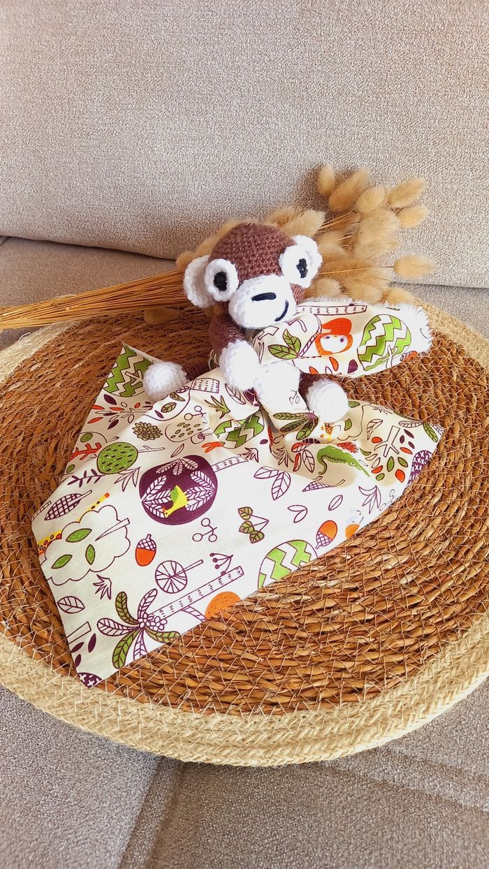 Doudou bébé peluche petit singe amigurumi avec tissu jungle - photo numéro 4