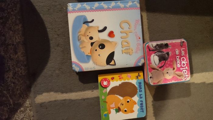 Lit livre bébé
