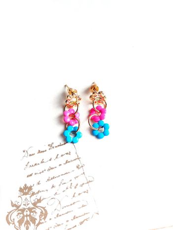 Magnifique paire de boucles d'oreilles pendantes à clou fleurs