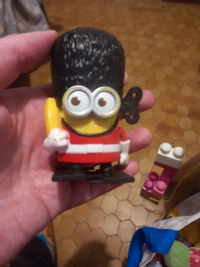 Figurine minion qui avance seul