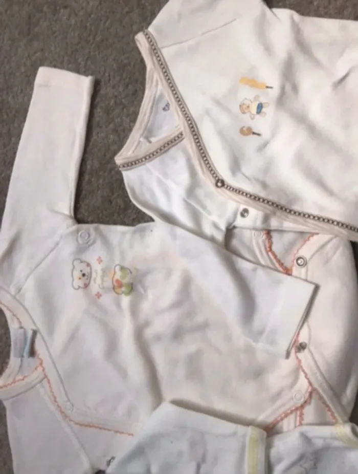 Lot de 5 bodys 1 mois - photo numéro 4