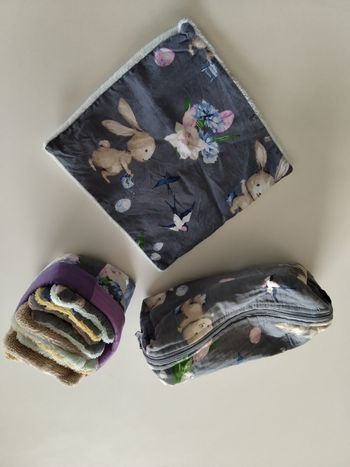 Ensemble trousse de toilette, une serviette et des carrés